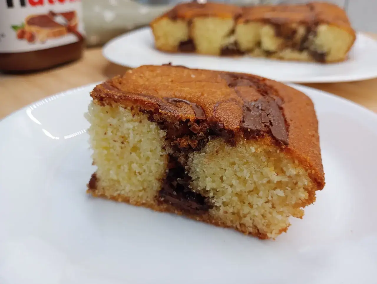 Una fetta di pan di spagna senza glutine con cuore di cioccolato, soffice e invitante, pronta per essere gustata.