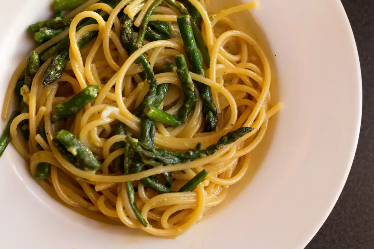 Spaghetti cremosi con asparagi freschi, un'interpretazione primaverile della carbonara di asparagi.