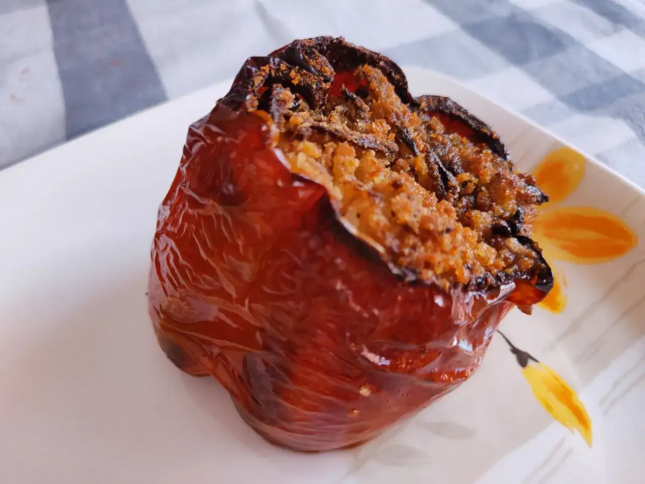Peperoni ripieni in friggitrice ad aria, cotti alla perfezione, con un ripieno saporito e la buccia leggermente abbrustolita.