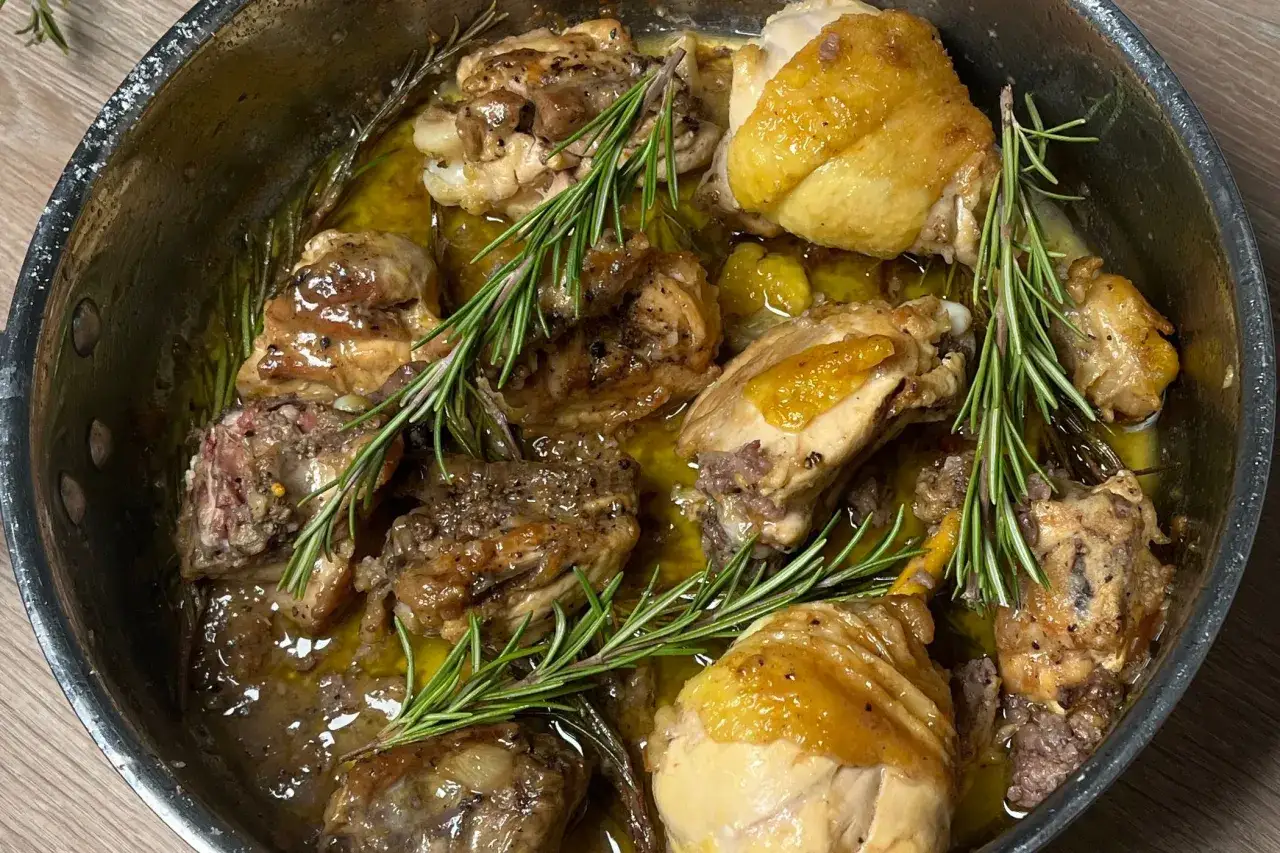 Succulento pollo alla cacciatora in bianco, cotto lentamente con erbe aromatiche e servito in una padella.