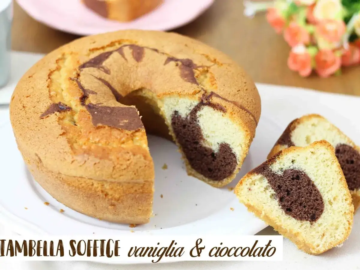 Ciambellone soffice vaniglia e cioccolato, con due fette tagliate che mostrano l'interno marmorizzato.