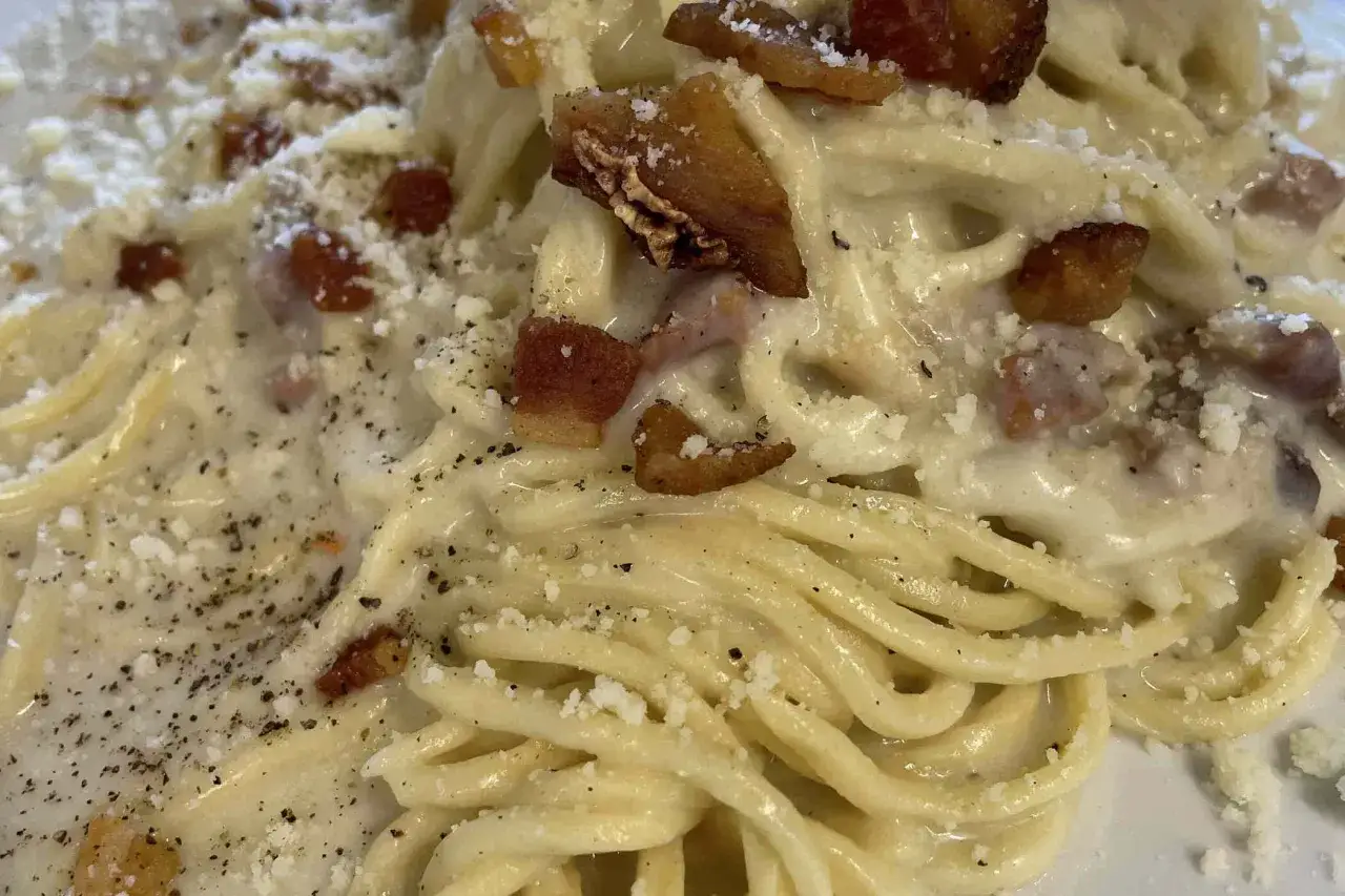 Un primo piatto di pasta alla gricia cremoso, con guanciale croccante e abbondante pecorino romano.