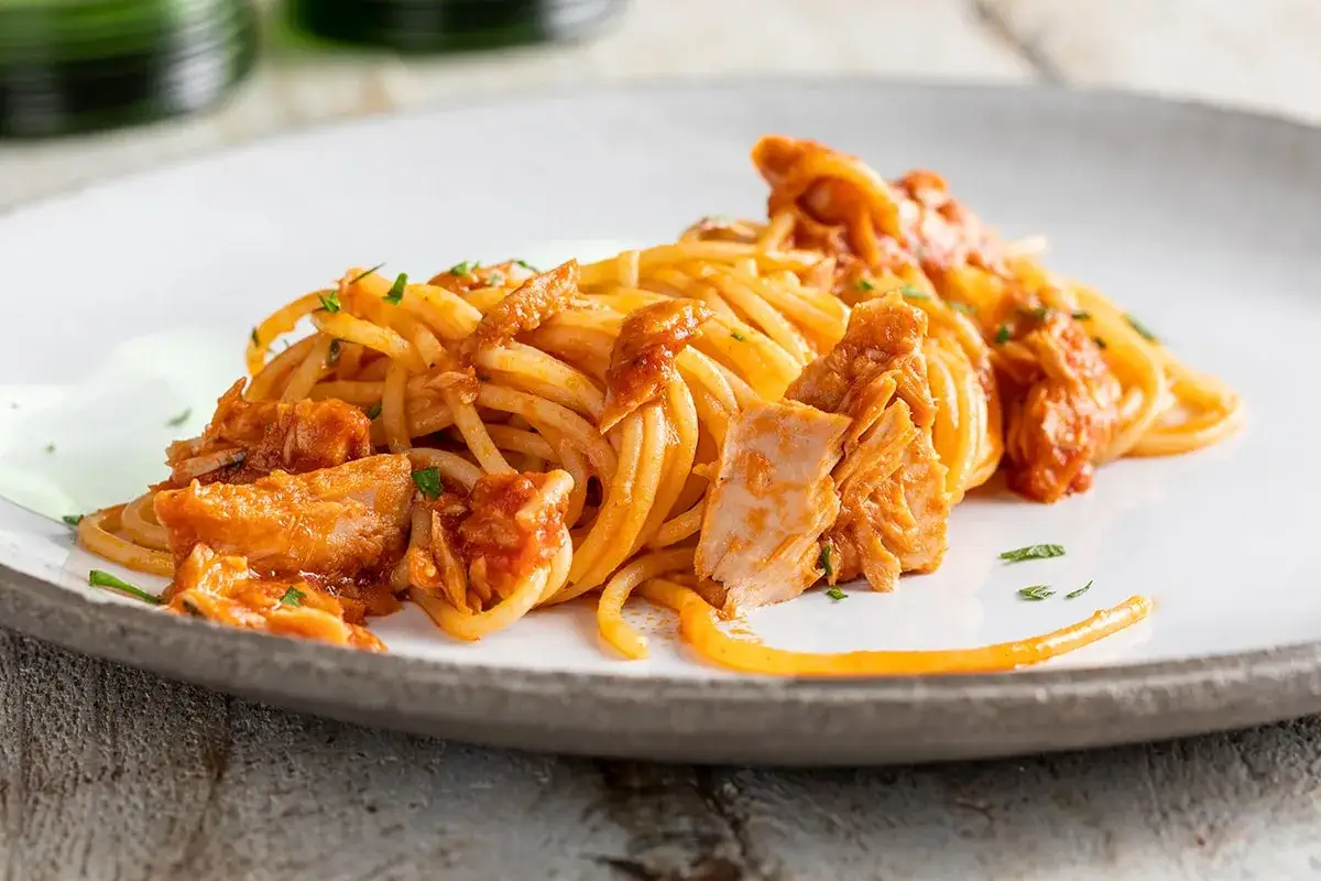 Spaghetti al tonno, la ricetta della nonna che sa di casa. Un piatto semplice e gustoso, perfetto per ogni occasione.