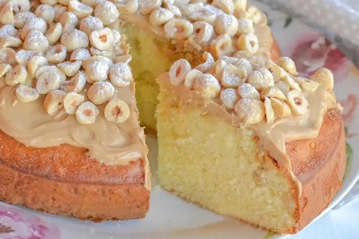 Torta di nocciole soffice e golosa, ricoperta da una glassa caramellata e tante nocciole intere.
