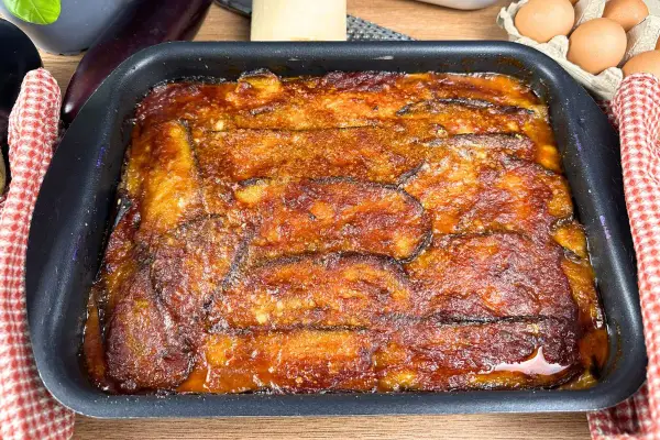 Parmigiana di melanzane appena sfornata, dorata e succulenta, pronta per essere gustata.
