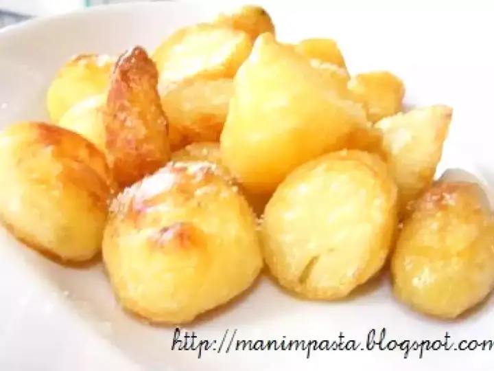 Patate al forno dorate e croccanti, un contorno perfetto per ogni pasto.
