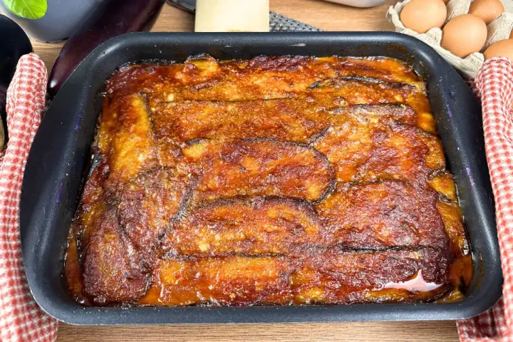 Parmigiana di melanzane appena sfornata, dorata e succulenta, pronta per essere gustata.